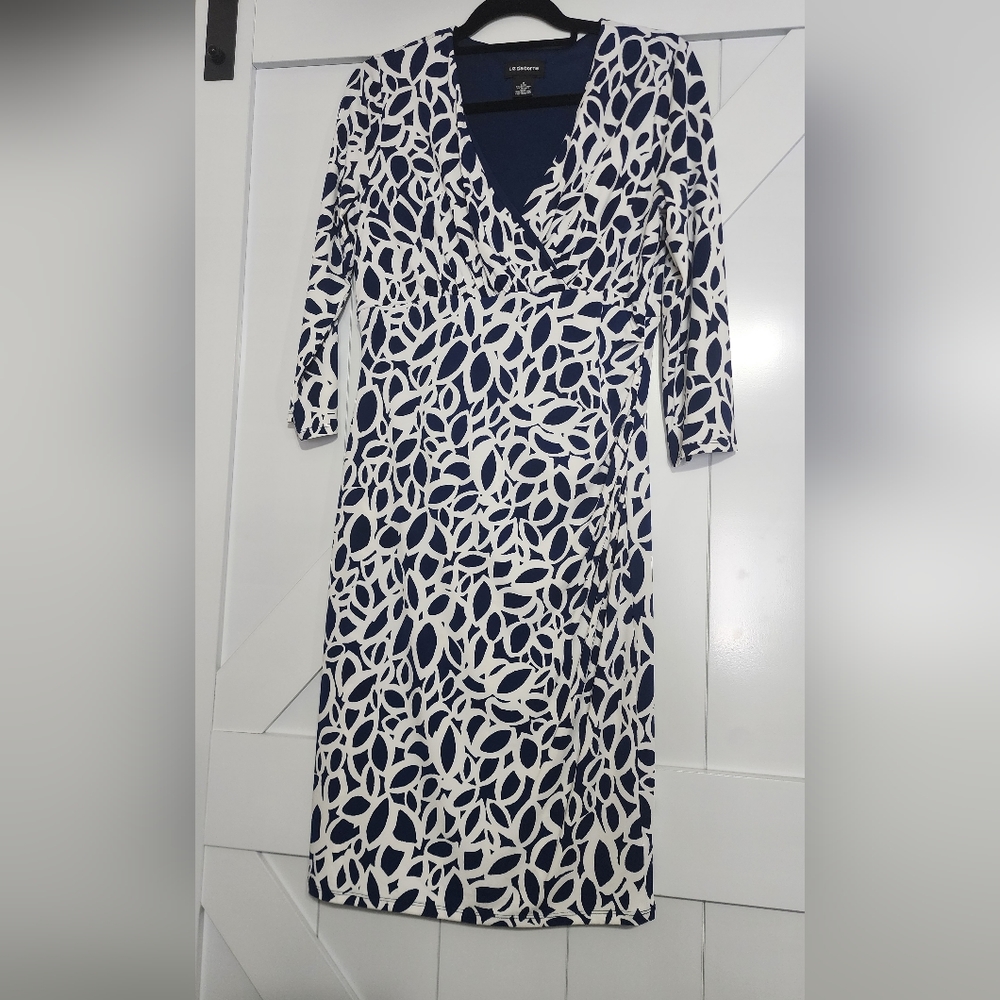 Liz Claiborne,white, navy blue color,size M